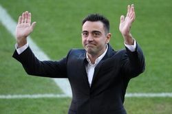 Xavi 'ra mắt' Barca, Ole dọn đồ 'rời' Man Utd