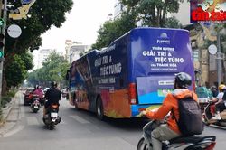 Chấn chỉnh tình trạng xe ô tô dán kín quảng cáo, đổi màu sơn 'diễu phố'
