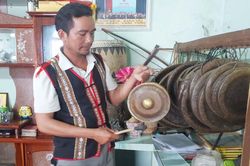 Đinh Vin 'truyền lửa' cồng chiêng