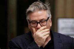 Alec Baldwin bị kiện sau sự cố bắn chết người