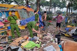 Xe đầu kéo đâm căn chòi bán nước ven đường, cặp vợ chồng thương vong