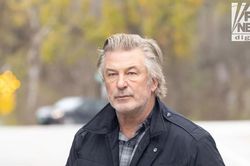 Alec Baldwin chính thức bị kiện sau vụ bắn chết quay phim