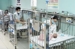 Trời trở lạnh, hàng loạt trẻ phải nhập viện vì bệnh hô hấp