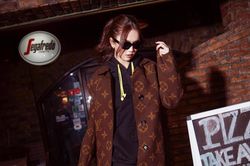 Nghe theo stylist, Ngọc Trinh chịu nóng khoác áo lông giữa trời Sài Gòn