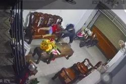 Cảnh giác với việc cho trẻ cầm tài sản giá trị trong khi cổng cửa nhà mở