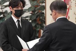 Giờ đến Nhà Xanh Hàn Quốc cũng công nhận V BTS là 'Vua cháy hàng'