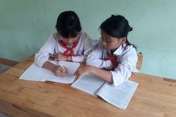 Nguyện làm đôi chân nâng bạn đến trường