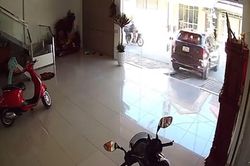 Chồng đang lùi xe vào nhà, vợ có có hành động ra gây 'thảm họa'