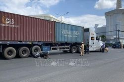 Xe mô tô va chạm với xe đầu kéo, một người tử vong