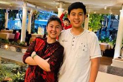 Hậu bố mẹ ly hôn, cuộc sống hai con trai của đạo diễn Phước Sang - Kim Thư ra sao?
