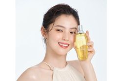 Không biết vô tình hay cố ý, Han So Hee nhiều lần trang điểm làm tóc giống Song Hye Kyo đến lạ