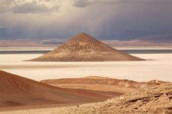 Chiêm ngưỡng vẻ đẹp 'kim tự tháp' tự nhiên của Argentina