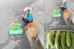 Cậu bé bán mướp thẫn thờ đếm tiền lẻ bên đường và câu chuyện xúc động phía sau