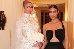 Khoảnh khắc cực hiếm trong đám cưới Paris Hilton: 'Cô hầu' Kim Kardashian tươi cười nâng váy giúp cô dâu