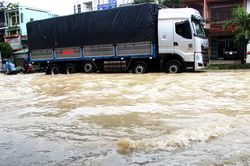Cận cảnh ngập lụt, sạt lở núi 'bủa vây' Quy Nhơn