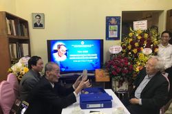 PGS.TS khảo cổ học Hoàng Văn Khoán trao tặng di sản khoa học cho Trung tâm Di sản các nhà khoa học Việt Nam