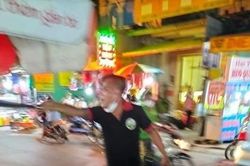 Người đàn ông dùng hung khí đuổi chém người phụ nữ ở quận 12