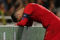 World Cup 2022 vòng loại châu Âu: Ronaldo nặng trĩu nỗi buồn khi Bồ Đào Nha mất ngôi đầu bảng A