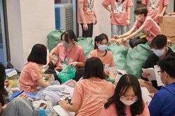 Biến giấy vụn, chai lọ, quần áo cũ thành đồ tái chế, gây quỹ cho trẻ em khó khăn