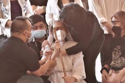 Những hình ảnh chưa được hé lộ trong đám tang bố NS Hoài Linh, nam danh hài khóc đến ngã quỵ