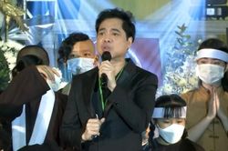 Ngọc Sơn nghẹn ngào tại lễ cúng 49 ngày của Phi Nhung, đại diện trao 500 triệu cho con nuôi cố ca sĩ