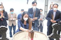 Phó Chủ tịch nước Võ Thị Ánh Xuân dâng hương, dâng hoa viếng các anh hùng liệt sĩ tại Nghĩa trang liệt sĩ quốc gia Trường Sơn, Đường 9