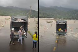 Khoảnh khắc ấm áp: Tài xế xe tải giúp đưa bé gái đi xe đạp vượt dòng lũ dữ an toàn