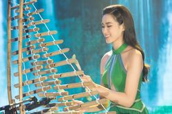 Đỗ Thị Hà đánh đàn T'rưng tại Miss World 2021