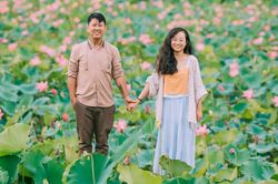 Đôi vợ chồng chụp ảnh nắm tay nhau đi khắp Việt Nam
