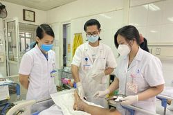 Người đàn ông bị máy cắt cỏ 'chém' đứt lìa bàn chân