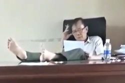 Trần tình của Hạt trưởng Kiểm lâm Đắk Nông bị tố gác 2 chân lên bàn làm việc