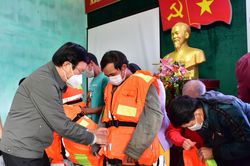 Nguyên Chủ tịch nước Trương Tấn Sang tặng 1.000 bộ áo phao cứu sinh cho ngư dân TT-Huế