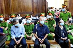 Ông Nguyễn Thành Tài cùng nữ 'đại gia' Dương Thị Bạch Diệp hầu tòa