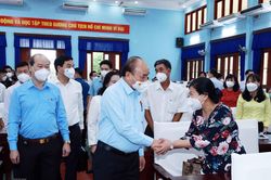 Chủ tịch nước Nguyễn Xuân Phúc tiếp xúc cử tri Thành phố Hồ Chí Minh
