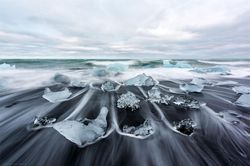 Bãi biển 'kim cương' thu hút khách du lịch ở Iceland