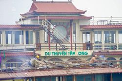 Hà Nội: Tháo dỡ các thuyền bỏ hoang neo đậu nhiều năm tại hồ Tây