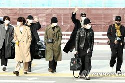 BTS tái xuất đỉnh cao tại sân bay, như trên sàn catwalk