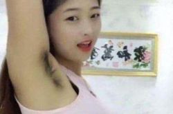 Nhấc cánh tay, gái xinh làm netizen choáng váng bởi... lông nách