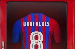 Kỳ lạ 4 số áo Alves sở hữu tại Barca