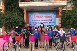 Trao tặng 75 xe đạp cho học sinh nghèo vượt khó tại huyện Hướng Hóa