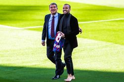 Alves đi chân trần khi ra mắt Barca