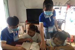 Lớp học 'gia sư áo xanh' trong mùa COVID
