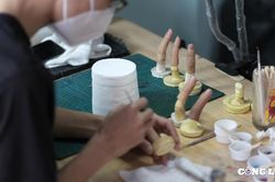 Hai chàng trai hơn 4 năm theo đuổi nghề làm mũi, tay, chân giả cho người khiếm khuyết