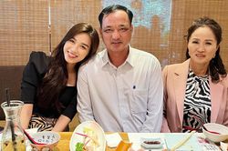 Hoa hậu Đỗ Thị Hà xúc động gặp bố mẹ trước khi lên đường dự thi Miss World
