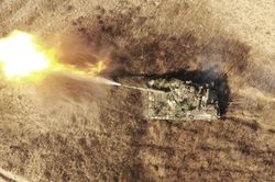 Ukraine tập trận sát biên giới, Nga tuyên bố tăng cường lính dù ở Crimea