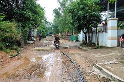 Dân đi lại khó khăn do đường bị phá dỡ, tiến độ thi công hệ thống thoát nước quá chậm chạp