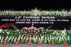 Chuẩn bị hoa đăng ở kênh Nhiêu Lộc tưởng niệm đồng bào mất vì Covid-19