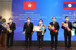 Đại học Đà Nẵng đón nhận Huân chương Lao động hạng ba của Chủ tịch nước CHDCND Lào