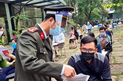 Hàng trăm công nhân ở Hà Nội làm Căn cước công dân gắn chíp mà không cần về quê