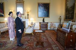 Đại sứ Nguyễn Hoàng Long trình Quốc thư lên Nữ hoàng Anh Elizabeth II
